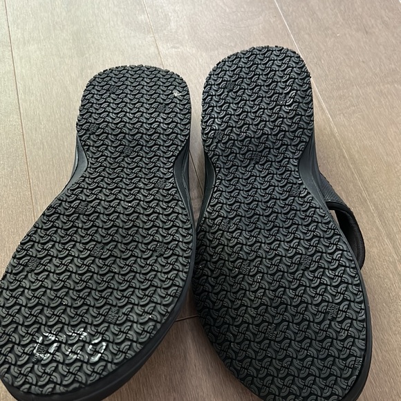 The North Face NWOT Base Camp Flip Flops - Picture 6 of 7